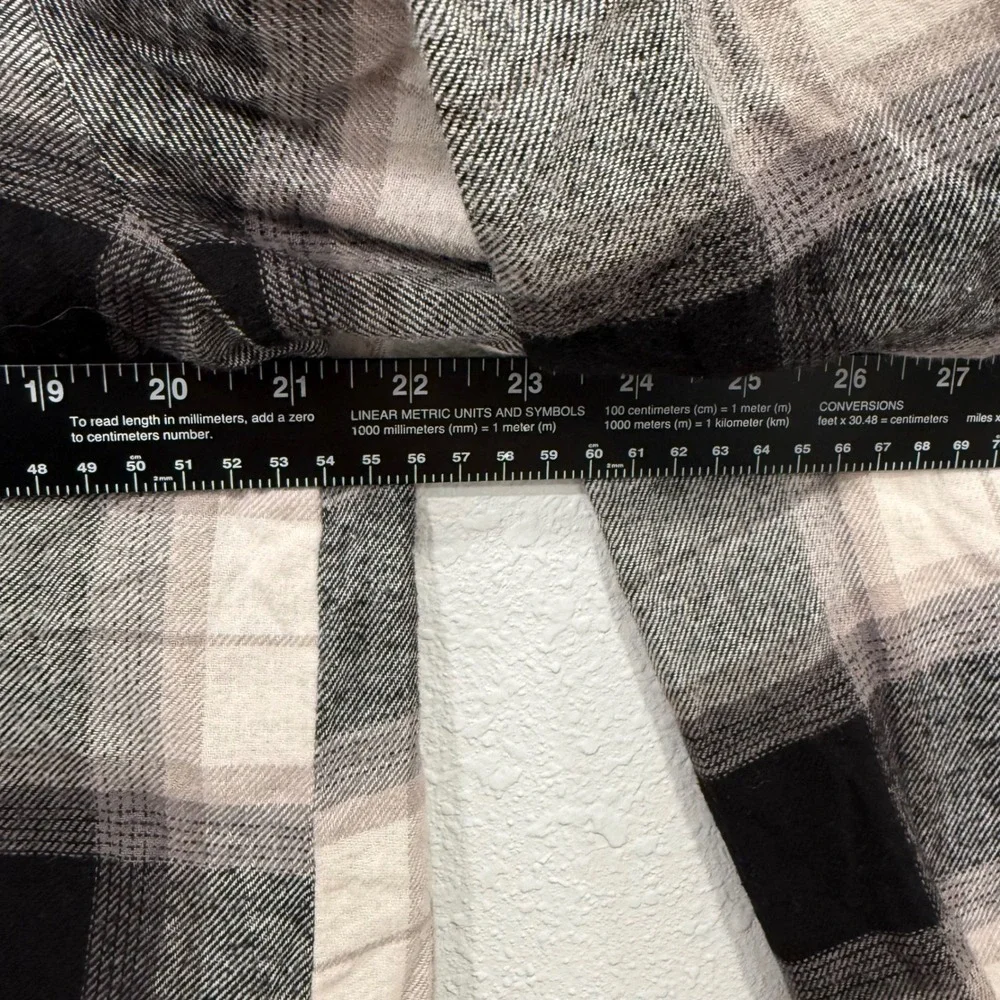 Old Navy The Boyfriend Shirt Black White Grey Plaid Flannel Button Down Medium - Picture 6 of 8